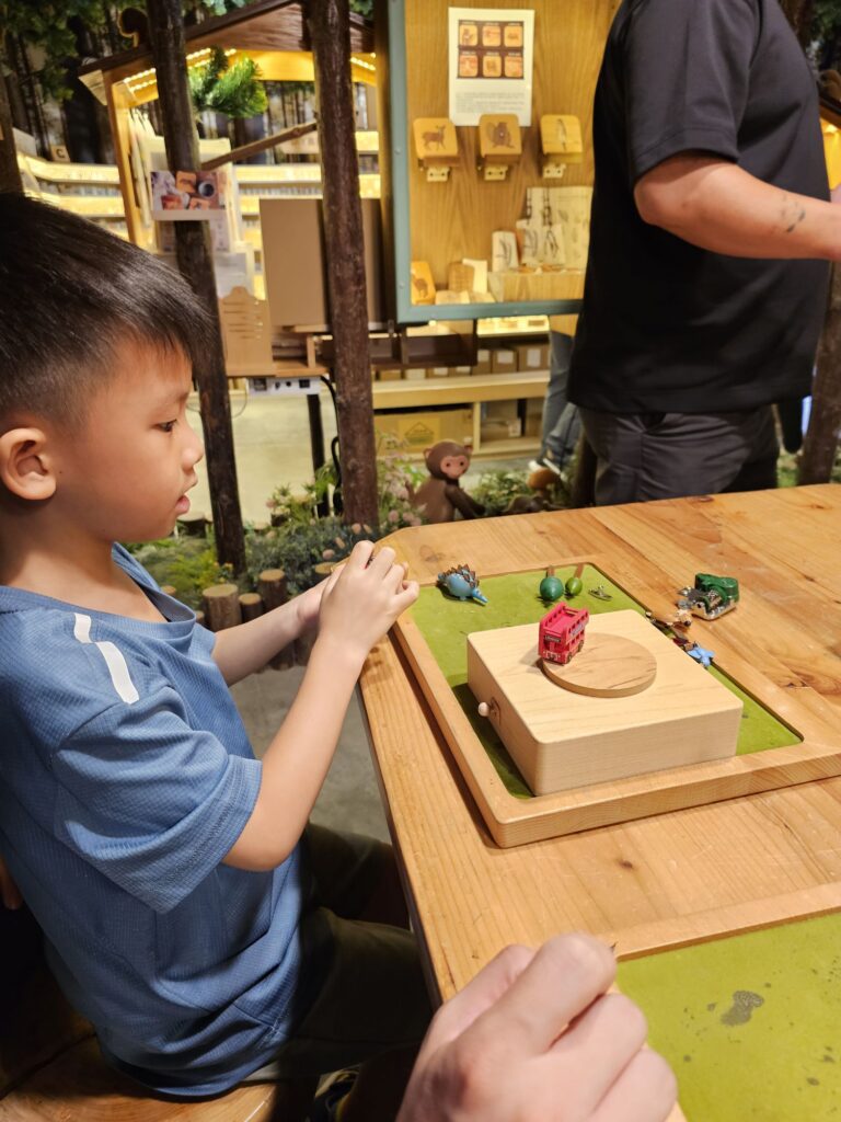 Hengboi making his own wooden music box at Wooderful Life Luodong